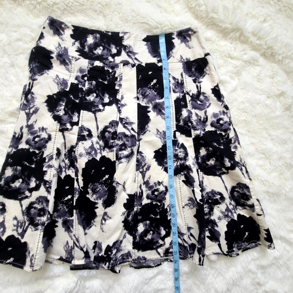 Covington black & white floral skirt, size 12, fitted w/ zipper, black stiching - Picture 9 of 9